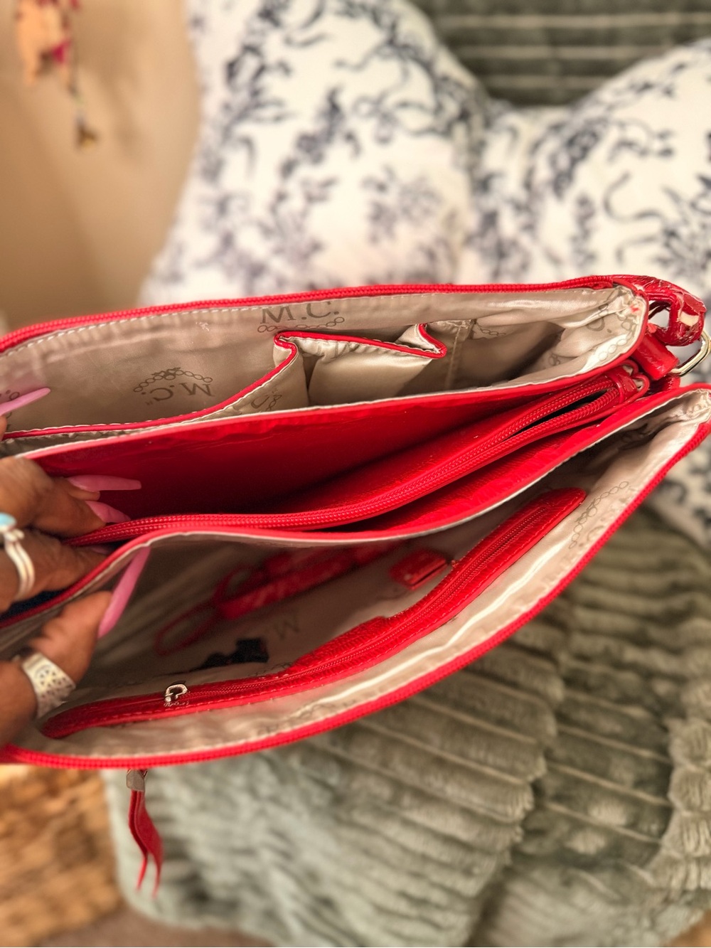 Vintage Red Embossed Floral Crossbody Shoulder Bag - Picture 10 of 10